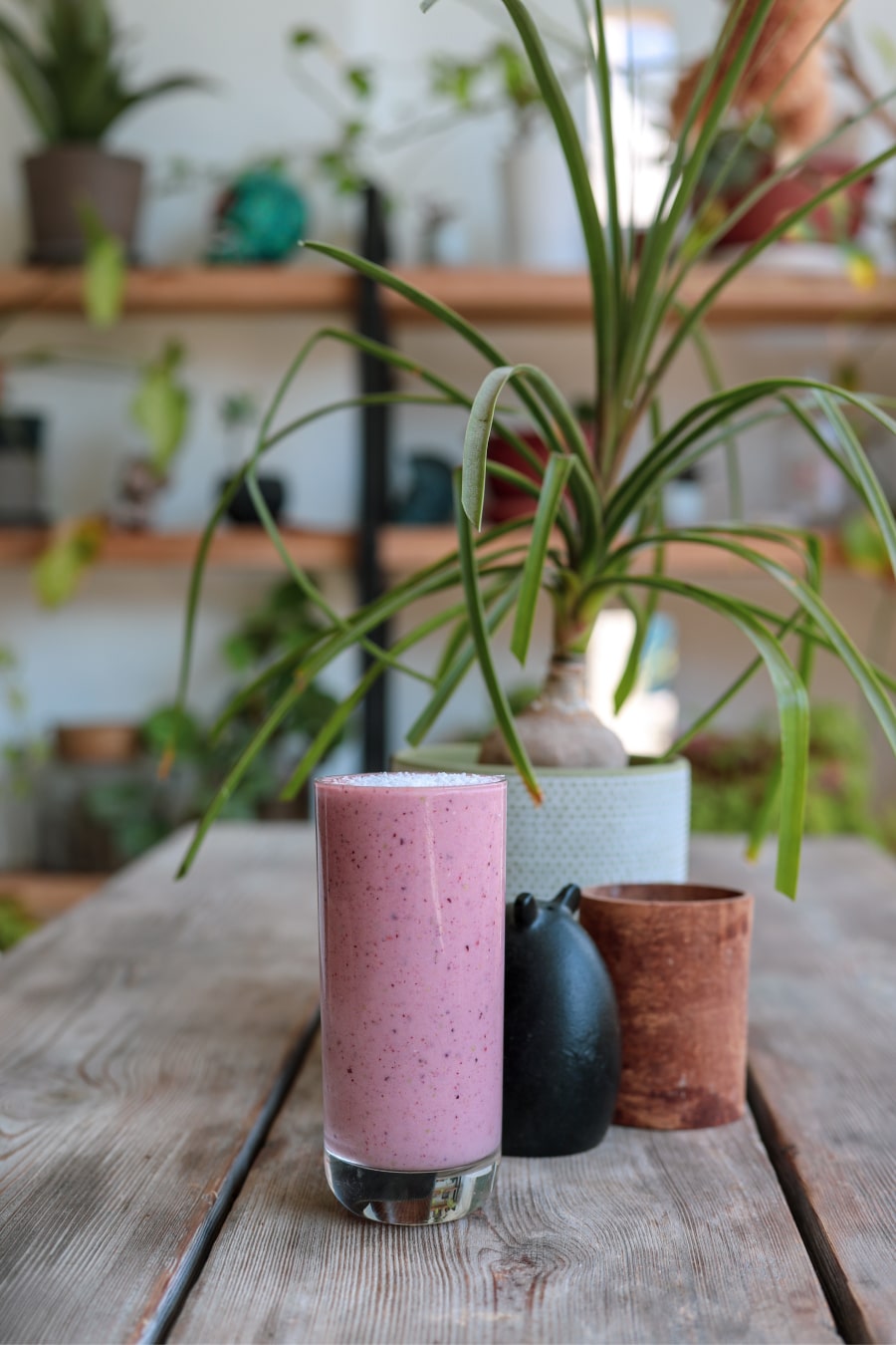 Fotografia de um copo com um batido proteico, como forma de aumentar as vendas na loja de conveniênica através da oferta de produtos que sigam as últimas tendências.