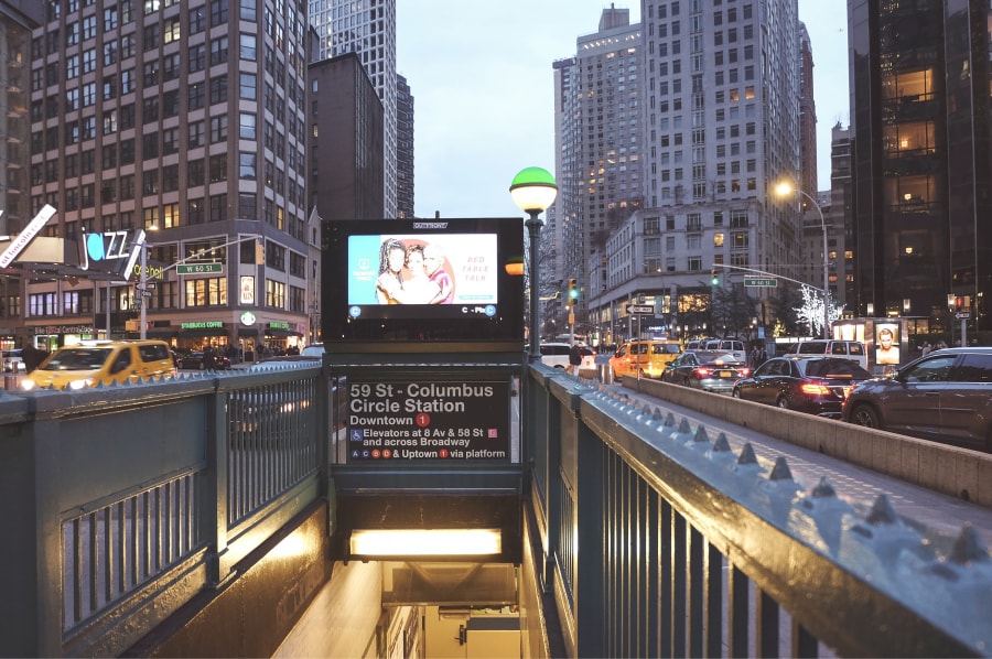 Display Digital Exterior de elevada dimensão sobre a entrada do metro.