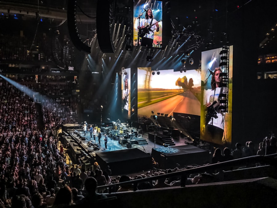 Displays digitais de elevada dimensão em uso num concerto ao vivo