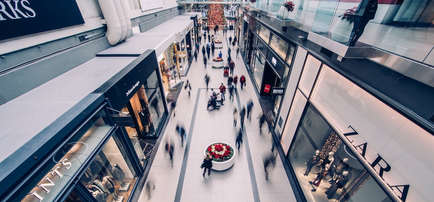 Vista de um corredor de um centro comercial movimentado - Digital Signage Trends 2020