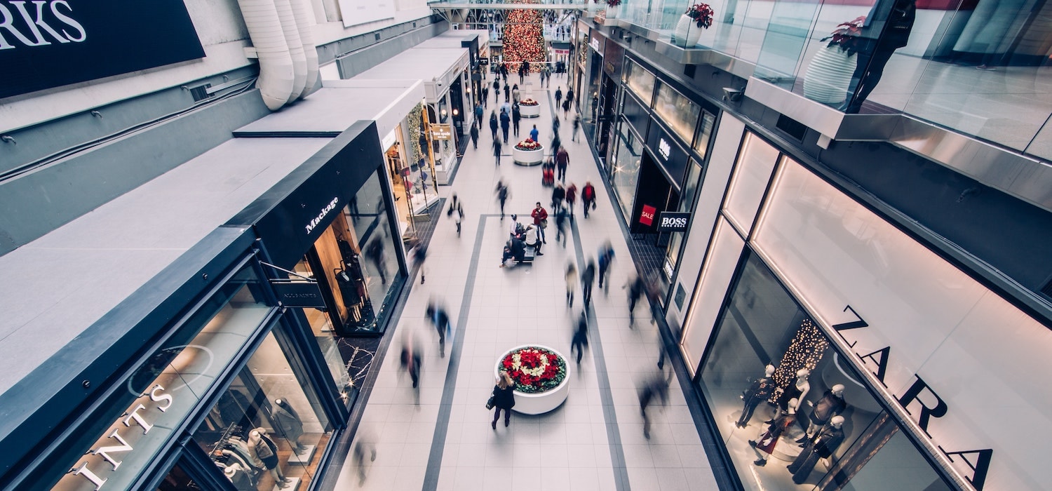 Vista de um corredor de um centro comercial movimentado - Digital Signage Trends 2020