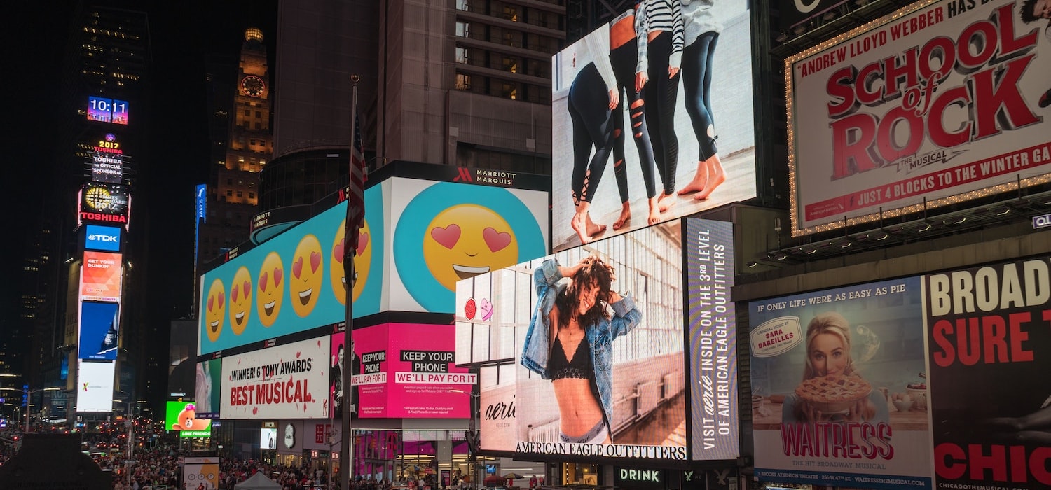 Vista de um corredor de um centro comercial movimentado - Digital Signage Trends 2020