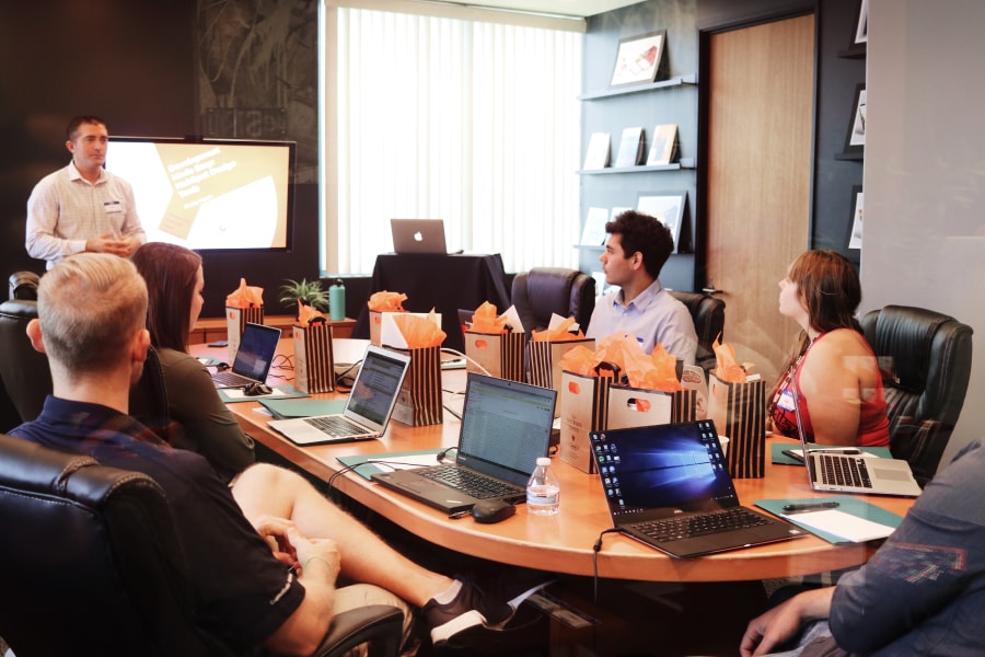Reunião estratégica em agência de marketing digital