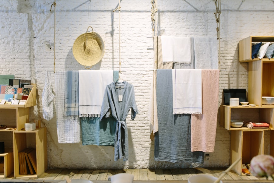 Foto de organização de loja de roupa e artigos de casa-de-banho como exemplo de merchandising no ponto de venda