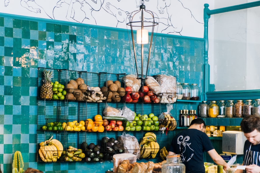 Foto de organização de produtos em mercearia como exemplo de merchandising no ponto de venda