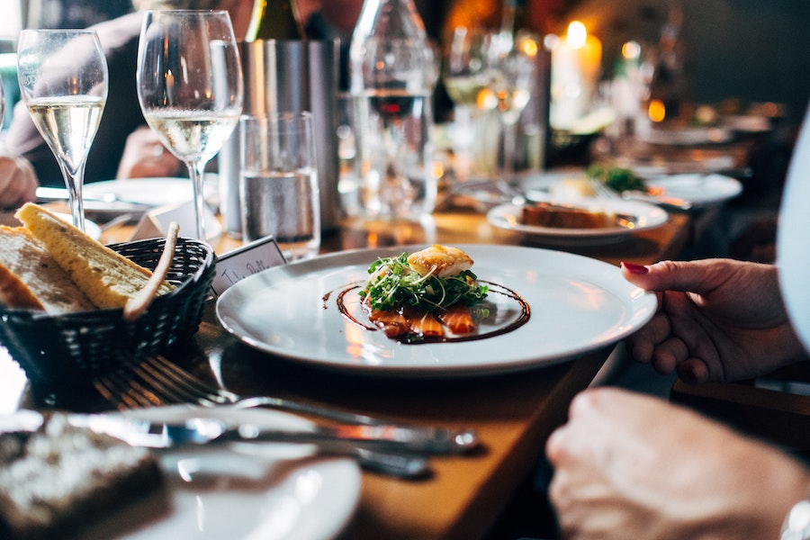 Fotografia com vista de mesa com um empratamento gourmet - Comunicação na restauração: lições pós-pandemia